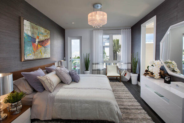 Люстра в качестве функционального декора спальни