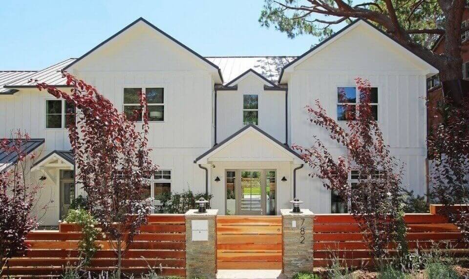 Будинок фасаду в білому кольорі