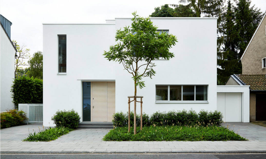 Білий фасад будинку