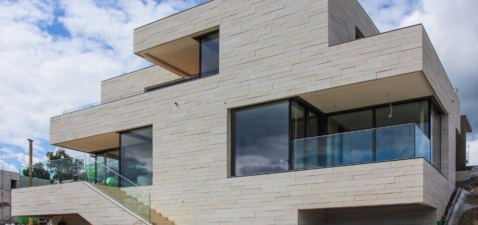 Оздоблення фасаду натуральним каменем