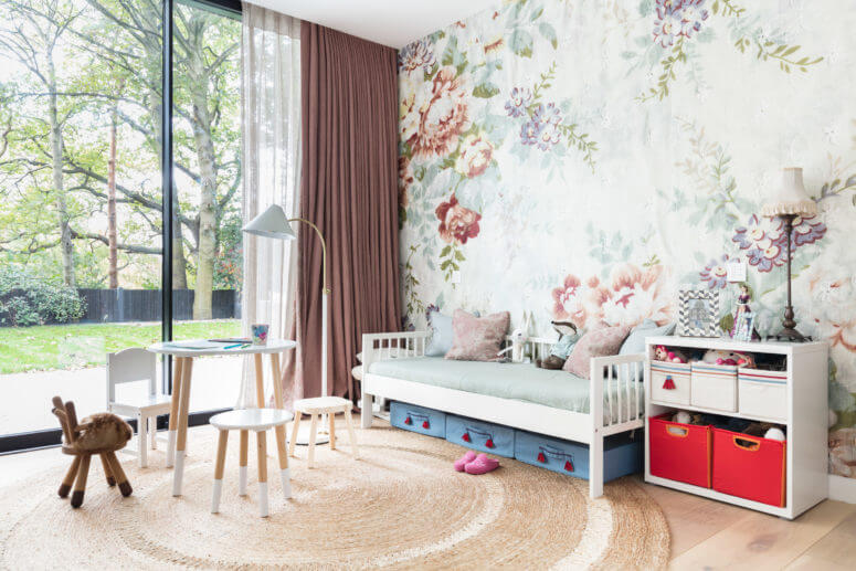 обои с цветочными мотивами для девочки