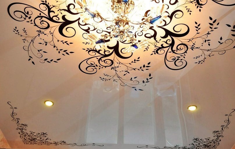 роспись на натяжном потолке на кухне