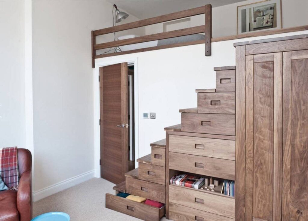 Подиумная лестница для кровати чердака