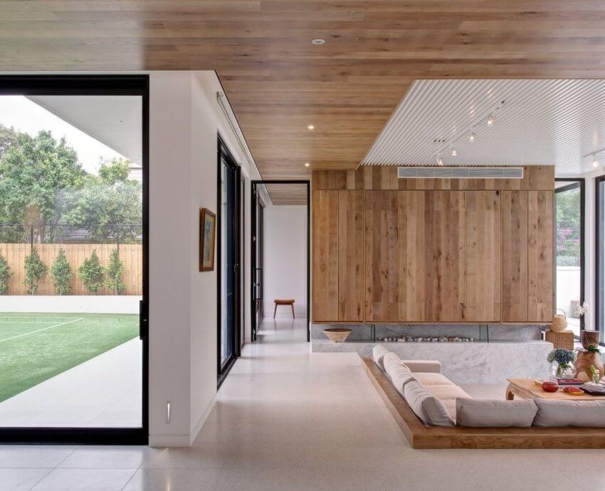 Ламинат на стене в гостиной