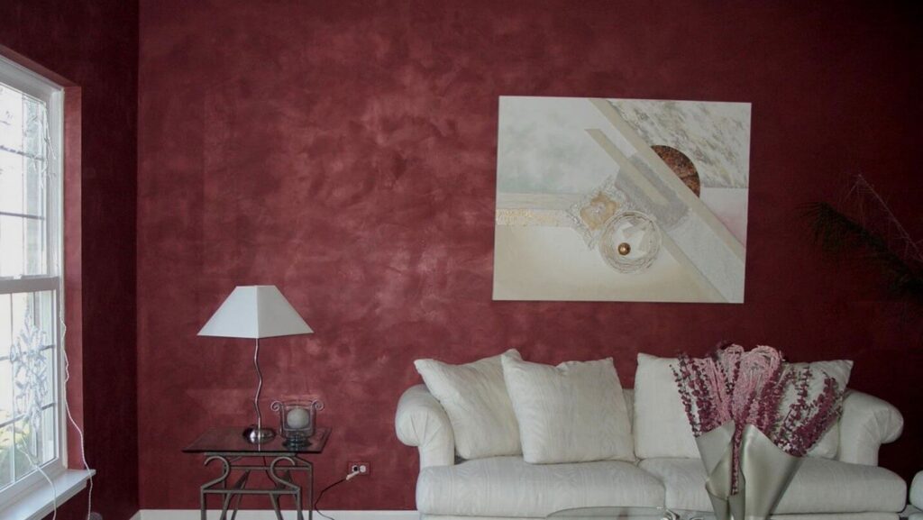 Комбіновані рідкі шпалери в інтер'єрі вітальні