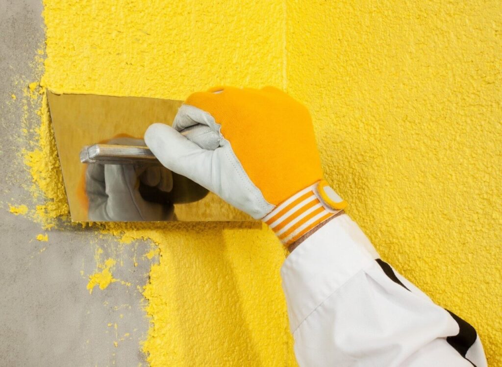 нанесення рідких шпалер на стіну