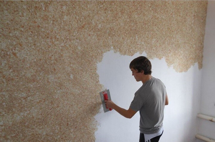 Нанесение жидких обоев