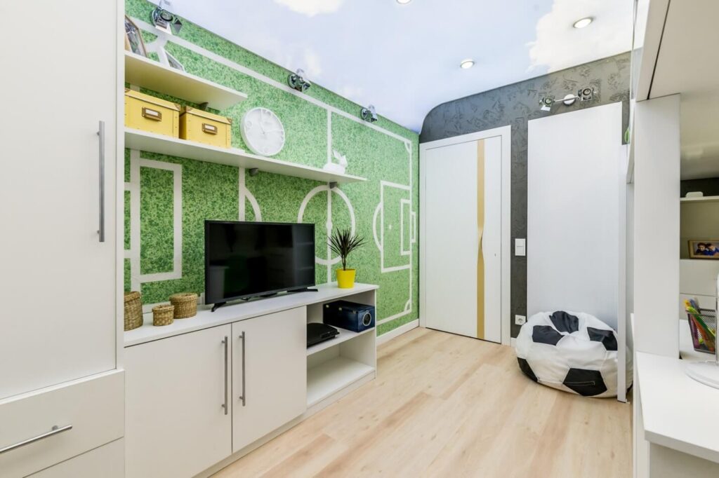 Імітація футбольного поля за допомогою рідких шпалер