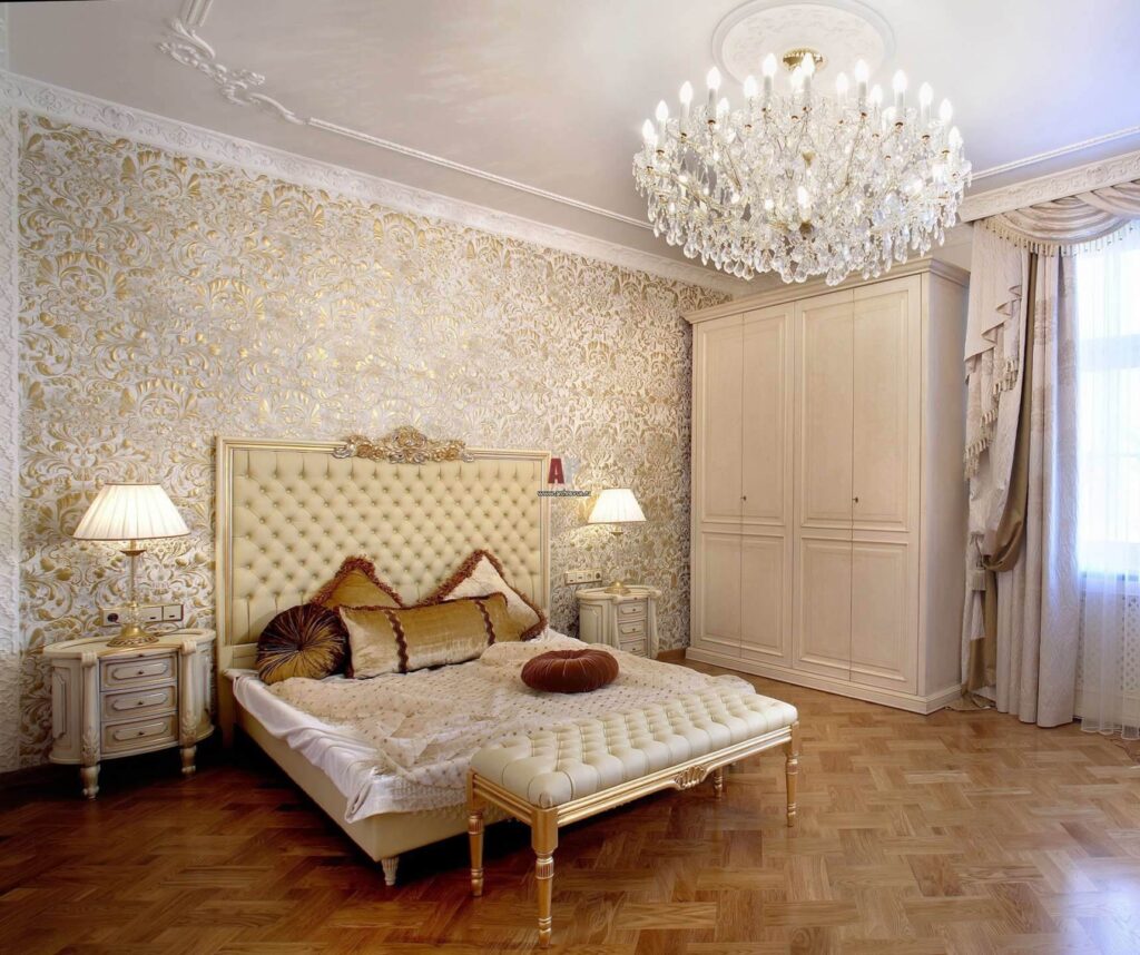 Золотисті рідкі шпалери в інтер'єрі спальні