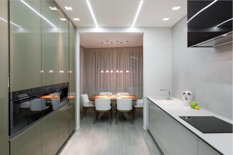 стіл в інтер'єрі кухні з виходом на балкон