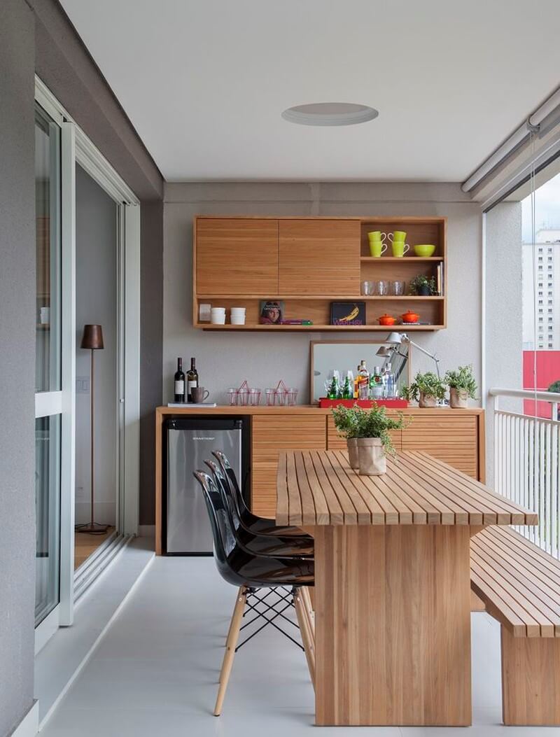 стіл на балконі