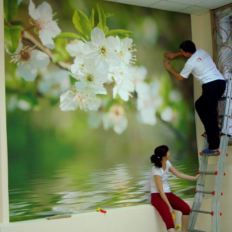 поклейка фотошпалер на стіну