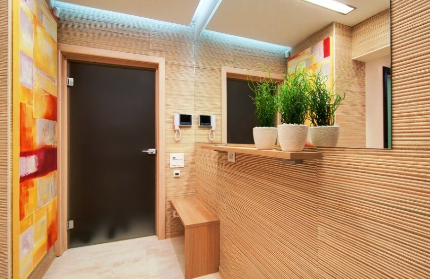 світлі бамбукові шпалери в коридорі