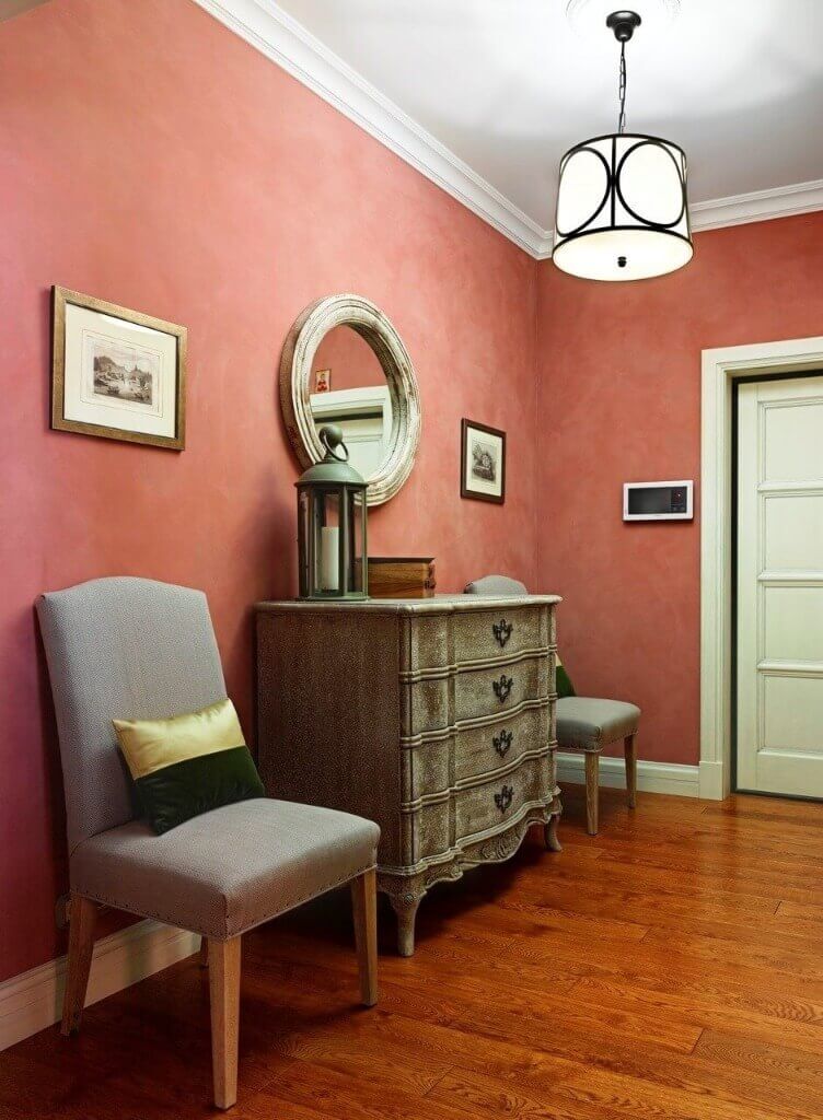 Яскраві шпалери в коридорі