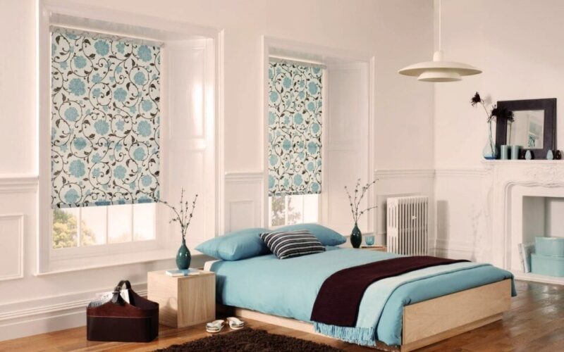 блакитні жалюзі на вікнах