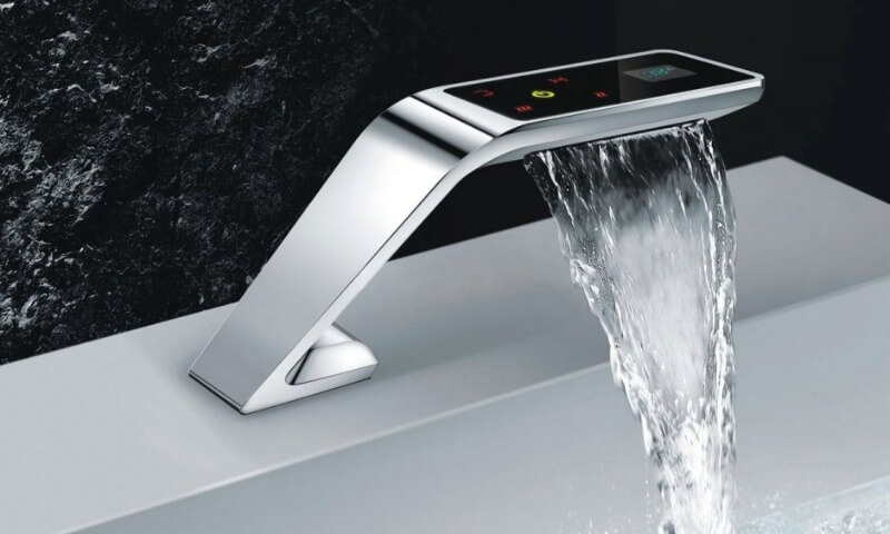 современный смеситель для кухни