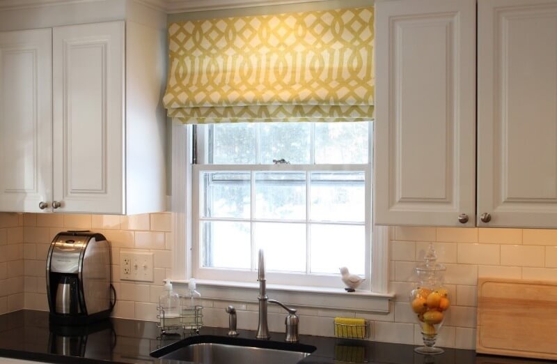 шторы с принтами на кухне