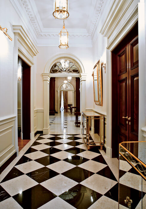 коридор в класичному стилі