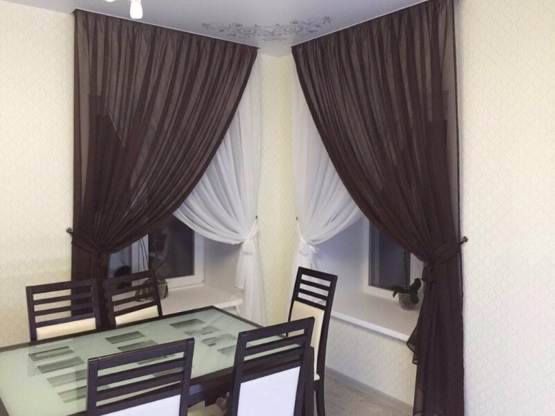 коричневые шторы на кухне
