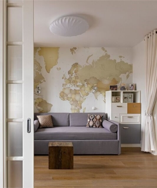 карта мира в комнате мальчика-школьника