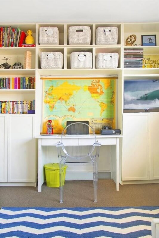 невелика карта біля столу