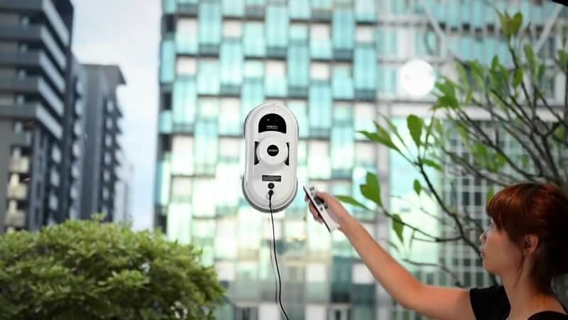 робот мойщик на пульте управления