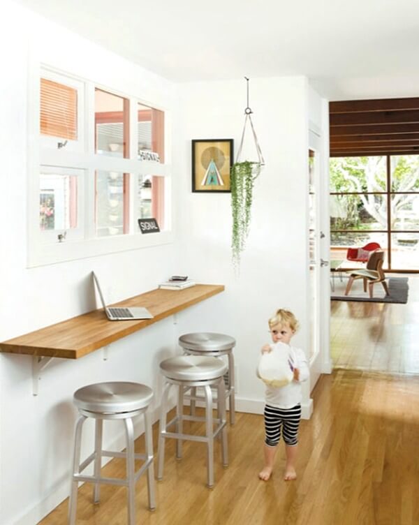 барна стійка вздовж стіни