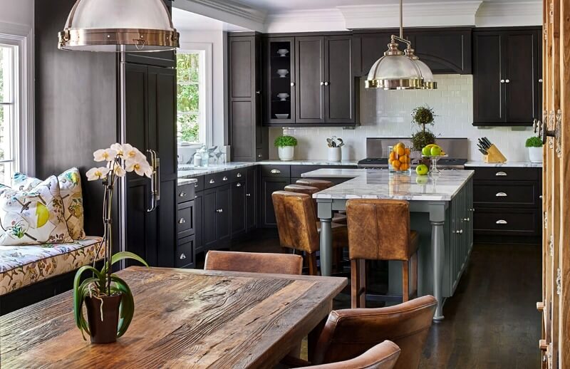 кухня студія в темних тонах