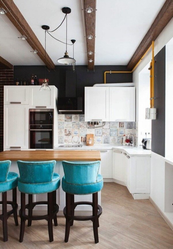 яркие стулья на кухне