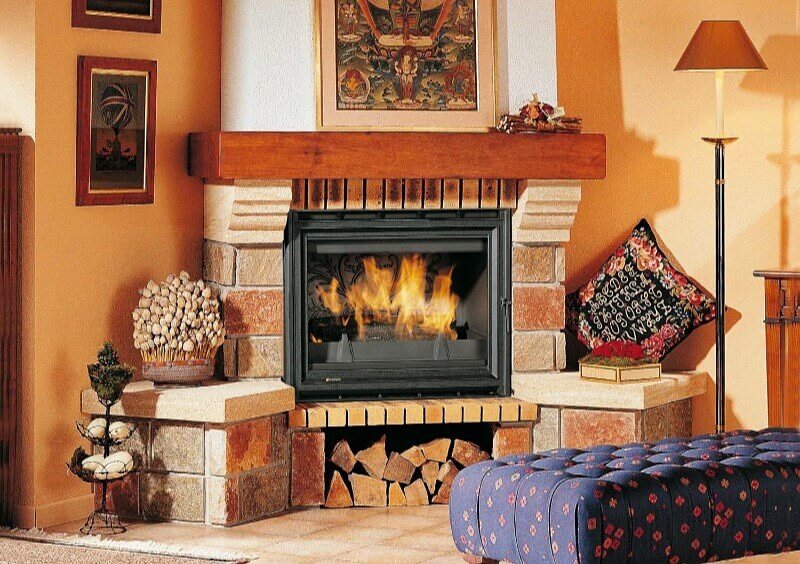 симетричний кутовий камін