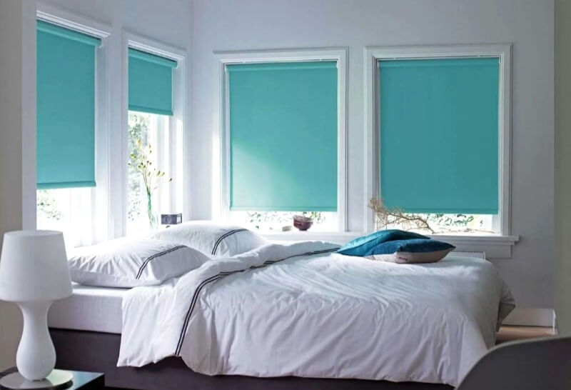 рулонні штори на вікнах в спальні