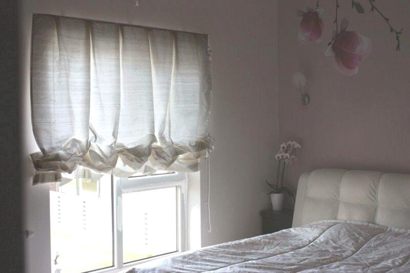 австрійські штори в спальні