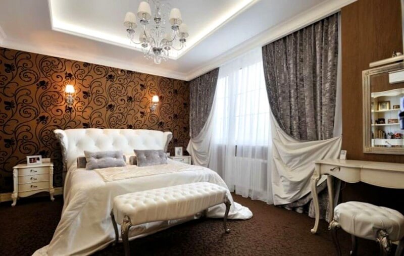 классические прямые шторы в спальню