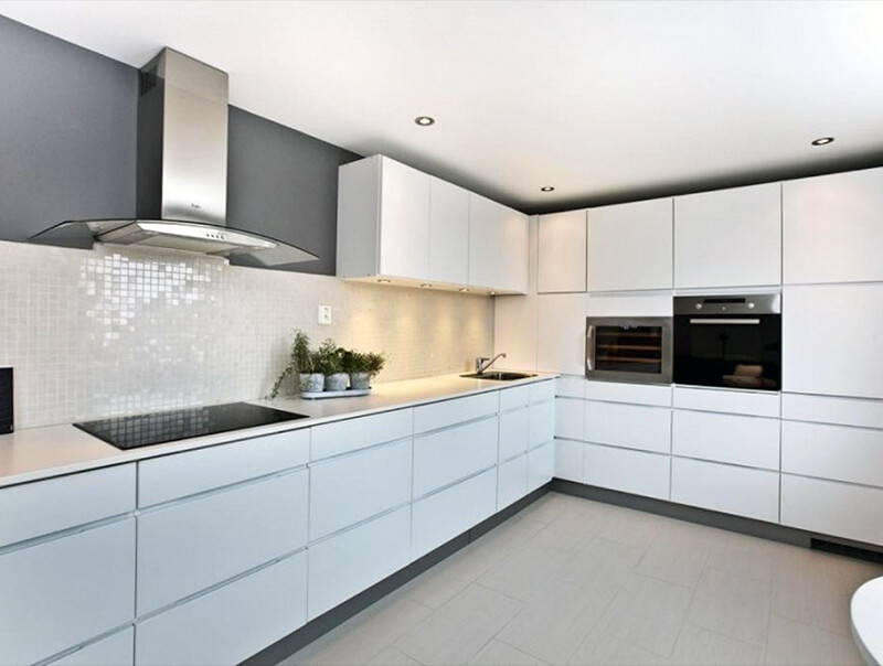 Інтер'єр білої кухні в сучасному стилі