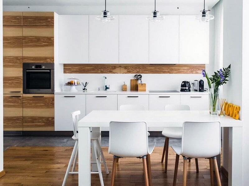 біла кухня з плиткою в робочій зоні