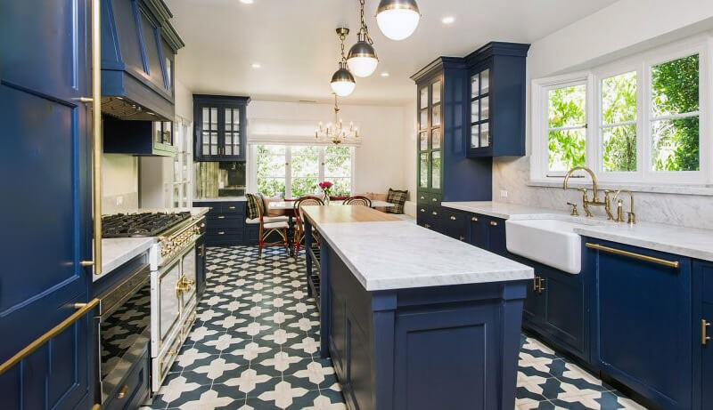 біла кухня з синіми відтінками
