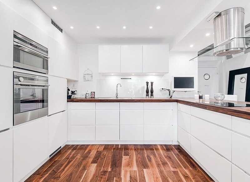 дизайн білої кухні з ламінатом на підлозі