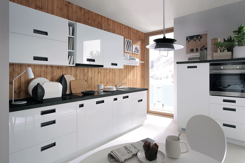 дизайн білої кухні з матовими поверхнями