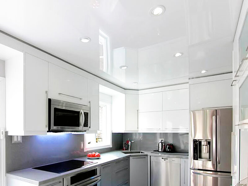 дизайн білої кухні з натяжною стелею
