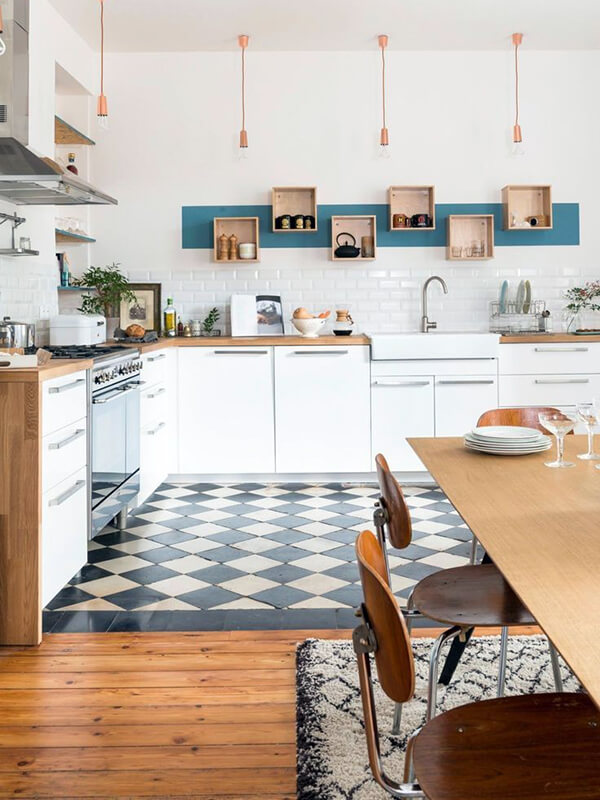 дизайн білої кухні з плиткою на робочій зоні