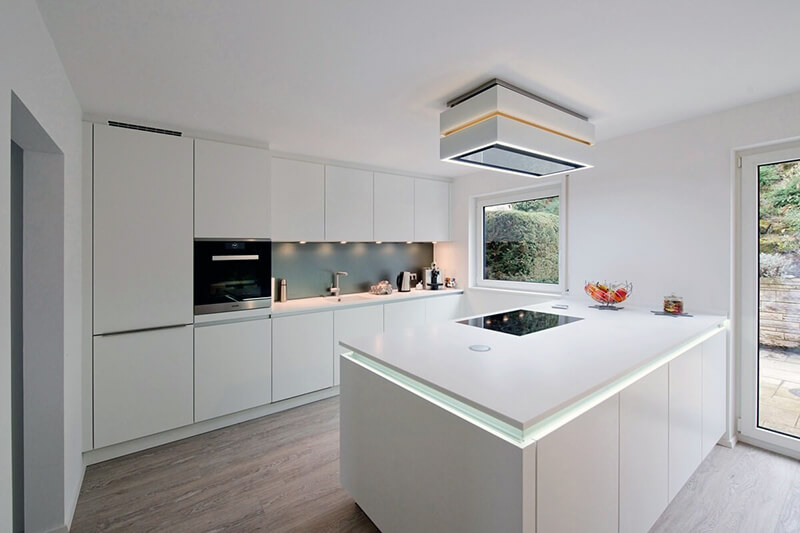 дизайн білої кухні в стилі хай-тек