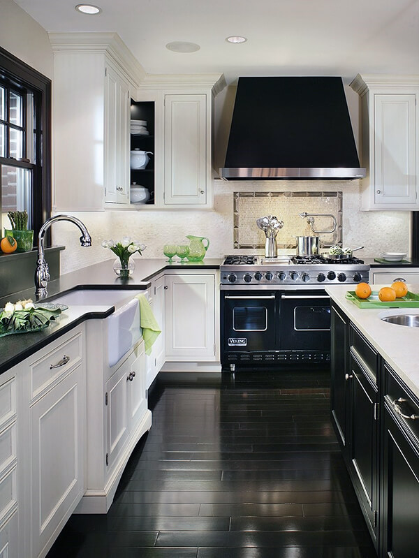 кухня з чорно-білим дизайном