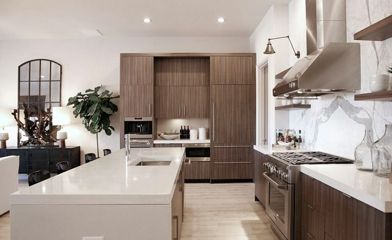 теплі коричневі відтінки в білій кухні