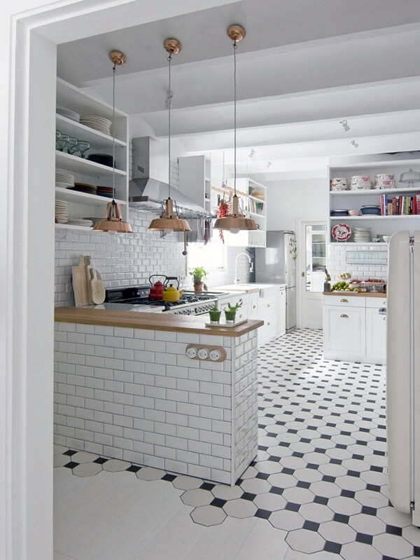 дизайн білої кухні з плиткою на підлозі