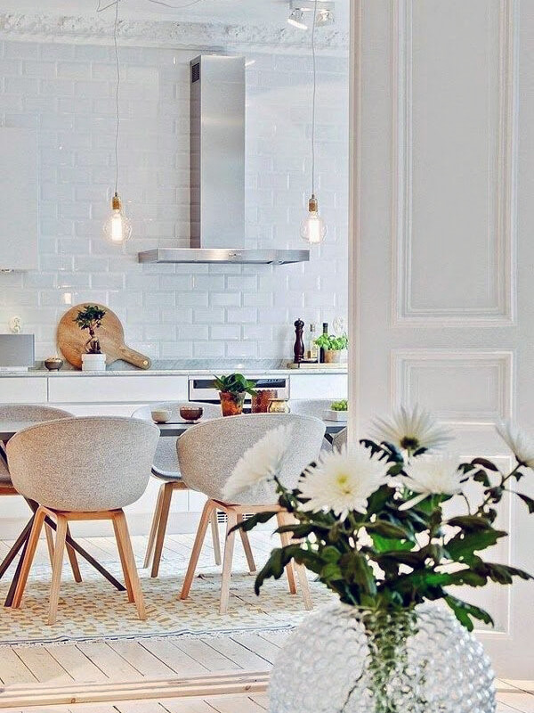 интерьер кухни с белым монохромом