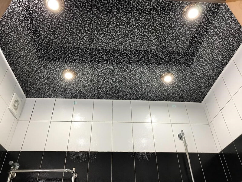 черно-белый натяжной потолок для ванной