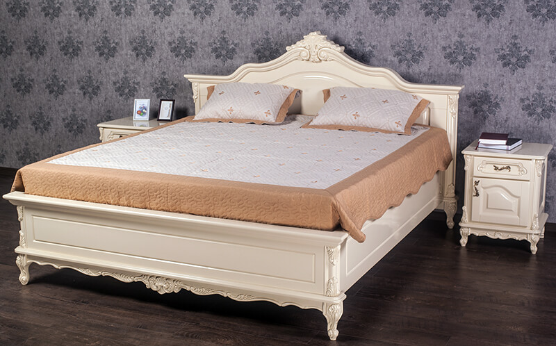 классическая деревянная кровать