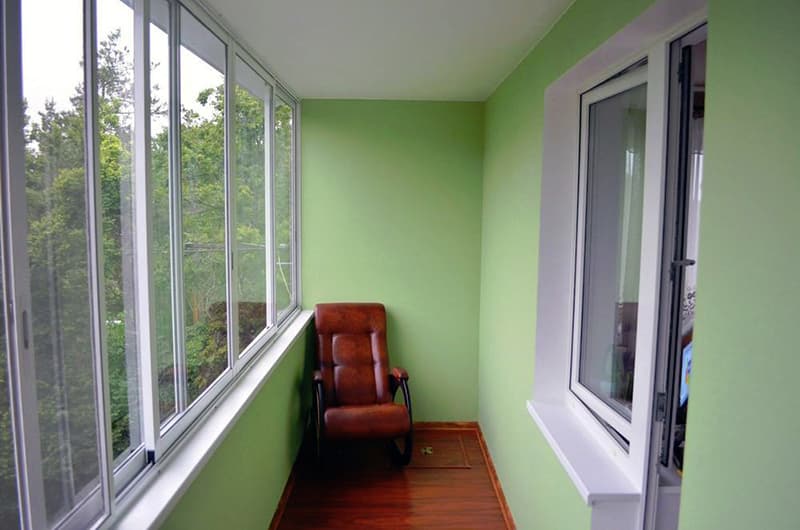 Балкон зі стінами в теплих відтінках