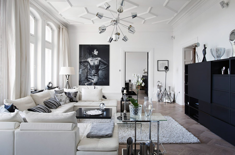 Велика вітальня у чорно-білих тонах та з великою люстрою