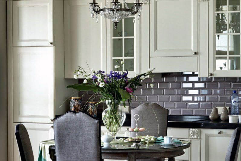 Фартух-кабанчик з керамічної плитки для кухні